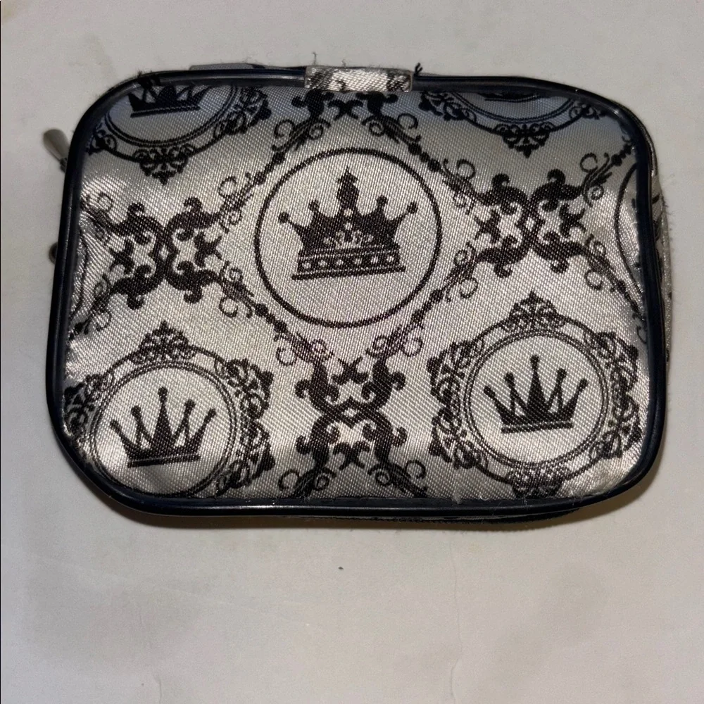 FASHION SMART BRAND SILVER AND BLACK CROWN DESIGN COIN PURSE FULL ZIP CLOSURE